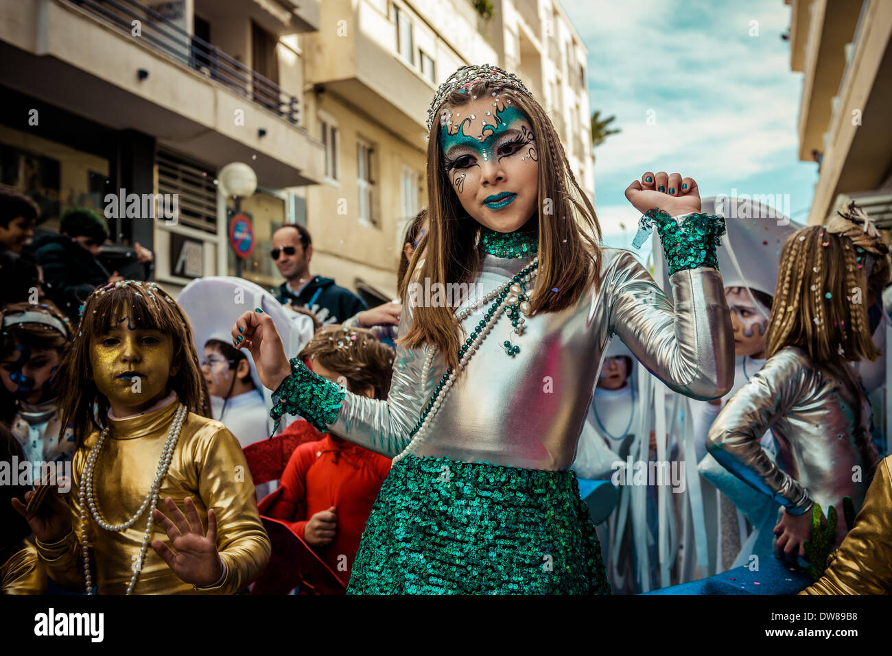 Sitges, Spagna. 2 marzo 2014: Celia, Sitges' bambini regina del Carnevale 2014, danze durante la Domenica sfilata dei bambini sfilata di carnevale a Sitges Credito: matthi/Alamy Live News Foto Stock