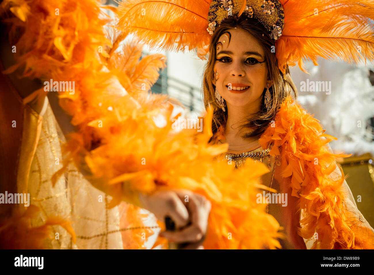 Sitges, Spagna. 2 marzo 2014: Bambini festaioli ballare durante la Domenica sfilata dei bambini sfilata di carnevale a Sitges Credito: matthi/Alamy Live News Foto Stock