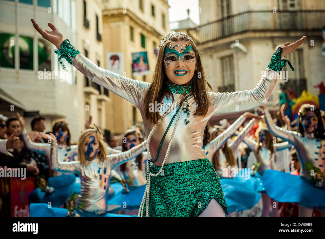 Sitges, Spagna. 2 marzo 2014: Celia, Sitges' bambini regina del Carnevale 2014, danze durante la Domenica sfilata dei bambini sfilata di carnevale a Sitges Credito: matthi/Alamy Live News Foto Stock