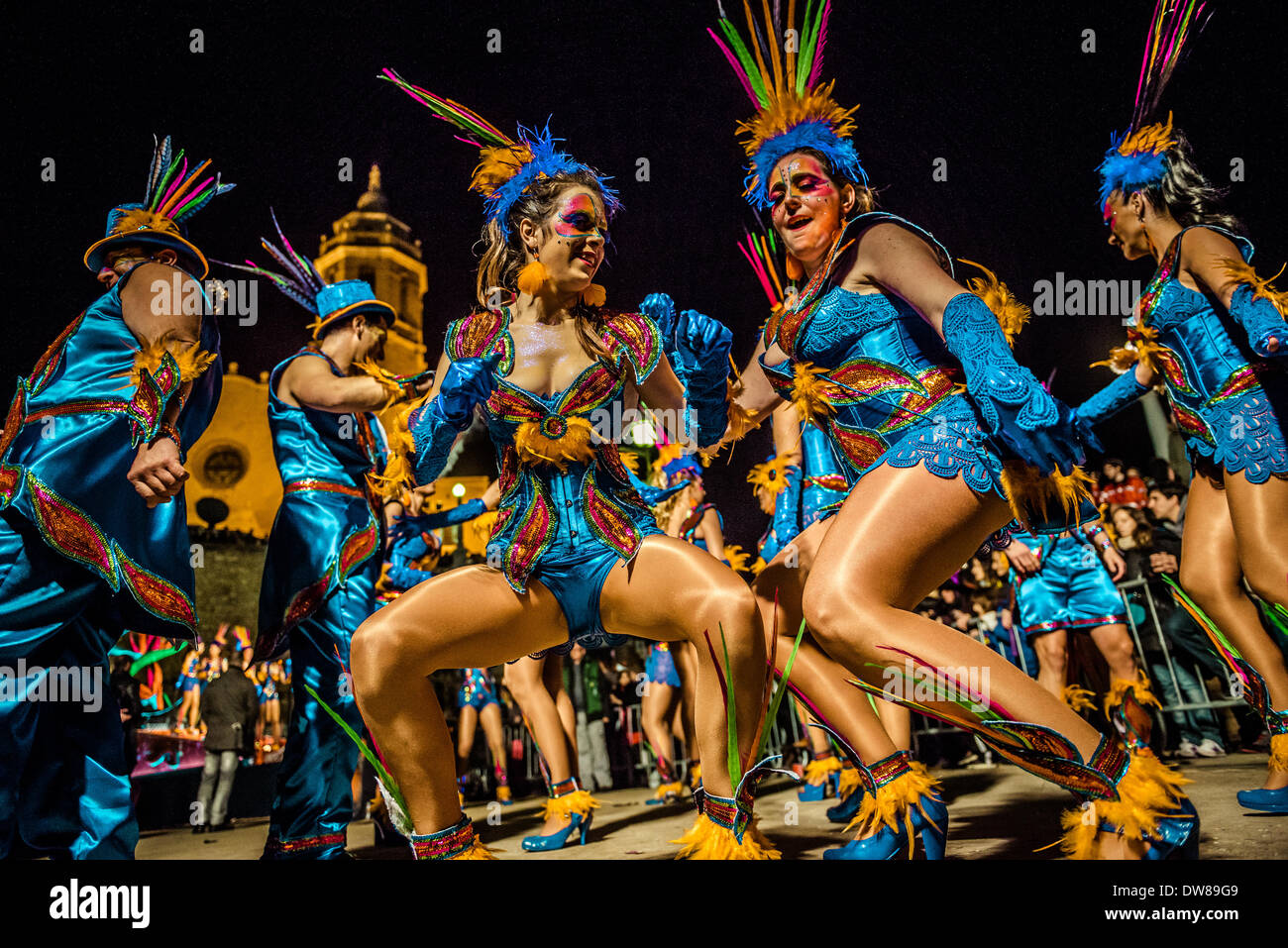 Sitges, Spagna. 2 marzo 2014: festaioli ballare durante la Domenica sfilata di carnevale a Sitges Credito: matthi/Alamy Live News Foto Stock