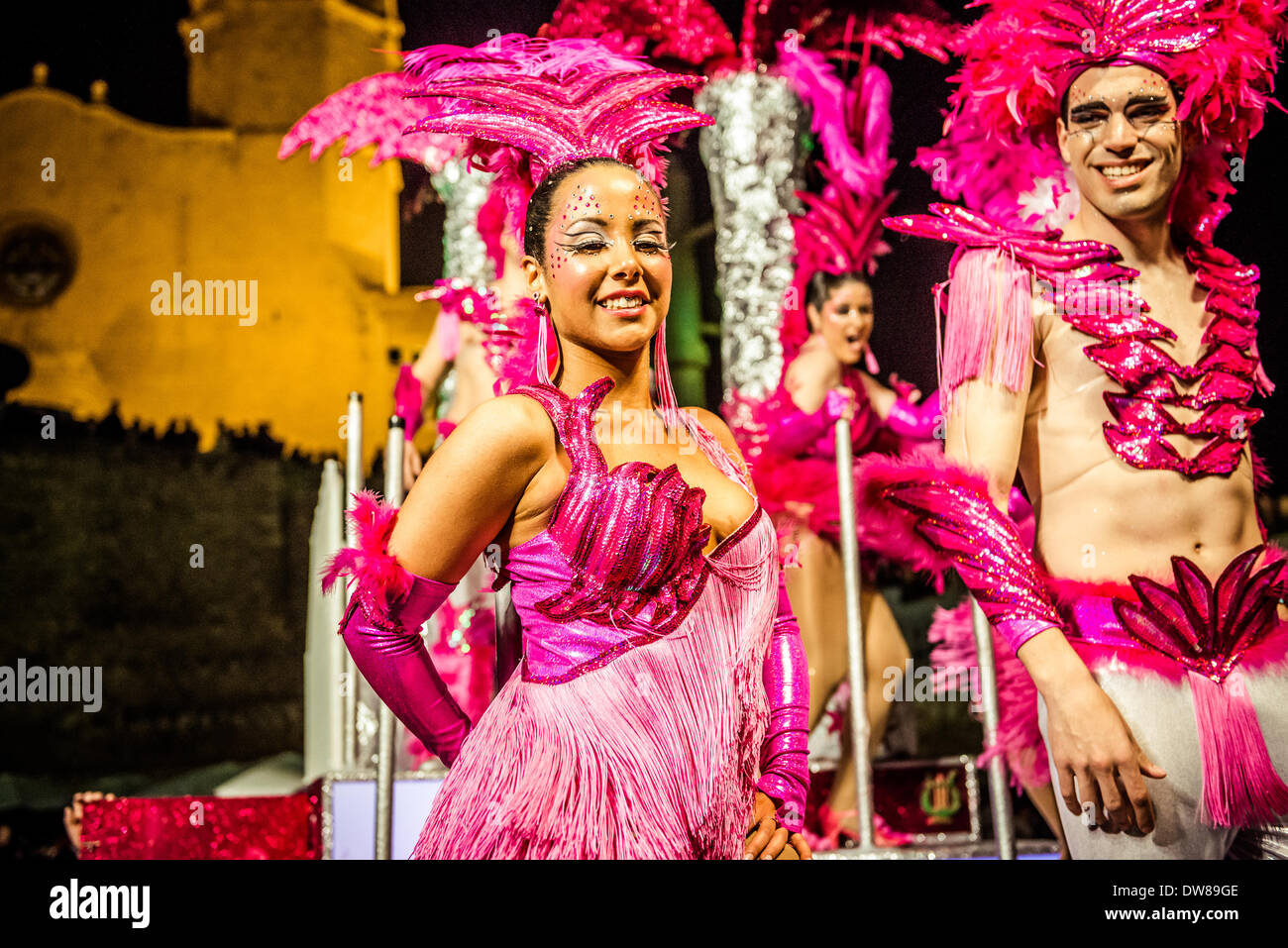 Sitges, Spagna. 2 marzo 2014: festaioli ballare durante la Domenica sfilata di carnevale a Sitges Credito: matthi/Alamy Live News Foto Stock