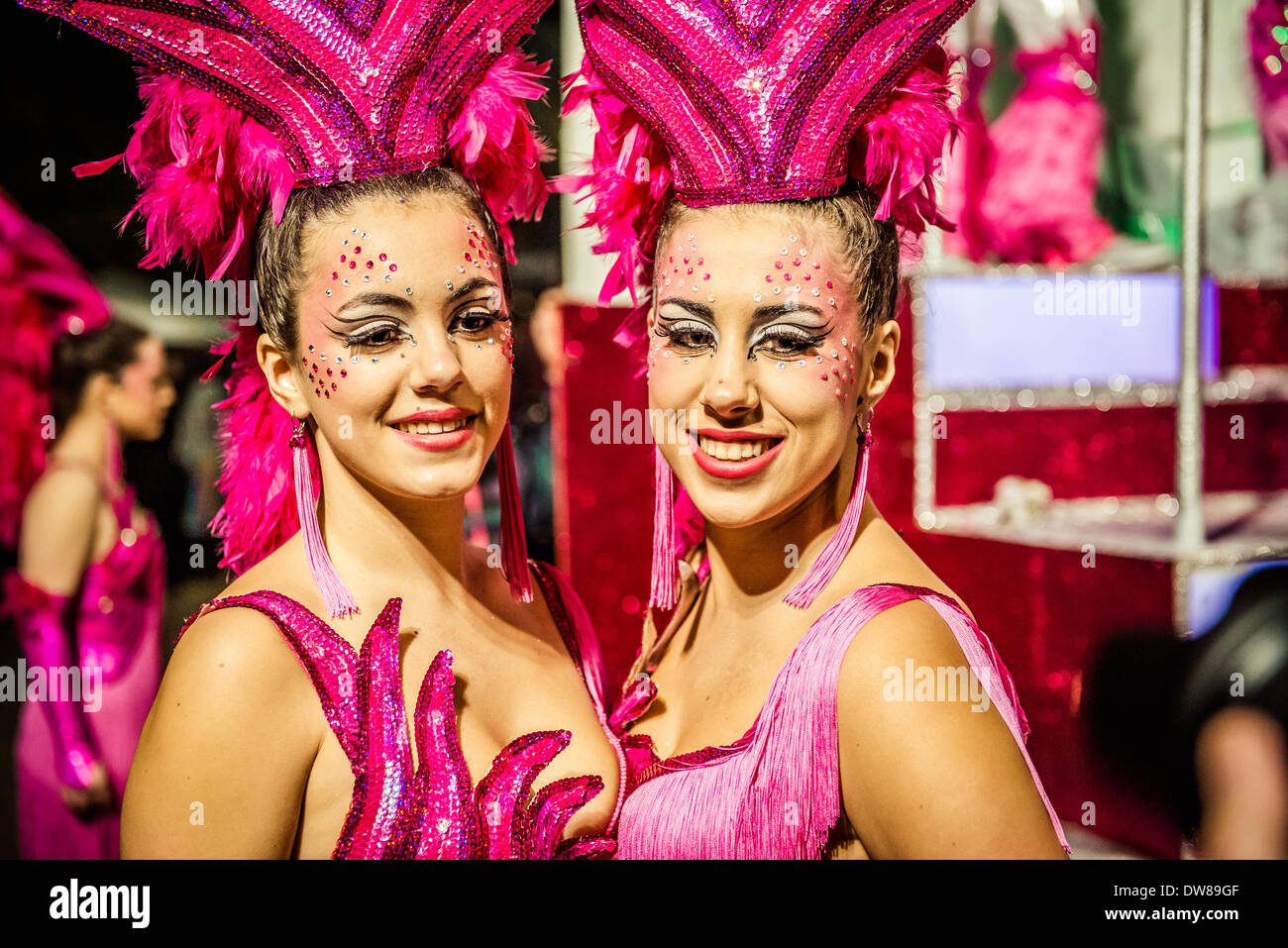 Sitges, Spagna. 2 marzo 2014: festaioli ballare durante la Domenica sfilata di carnevale a Sitges Credito: matthi/Alamy Live News Foto Stock