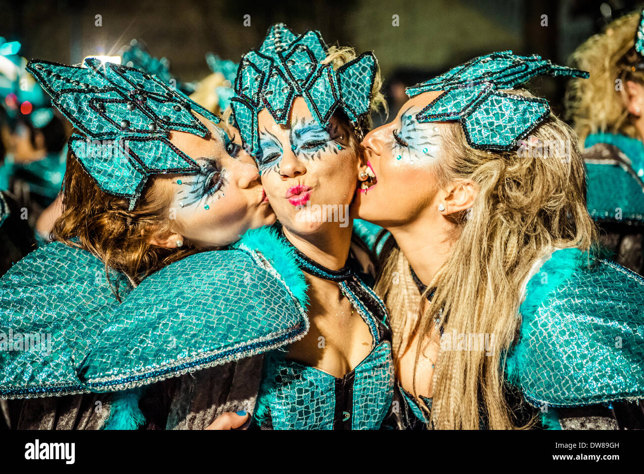 Sitges, Spagna. 2 marzo 2014: festaioli kiss durante la Domenica sfilata di carnevale a Sitges Credito: matthi/Alamy Live News Foto Stock