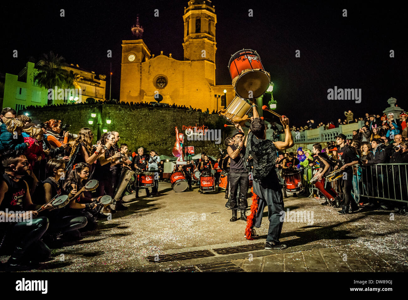 Sitges, Spagna. 2 marzo 2014: una banda di tamburo esegue durante la Domenica sfilata di carnevale a Sitges Credito: matthi/Alamy Live News Foto Stock