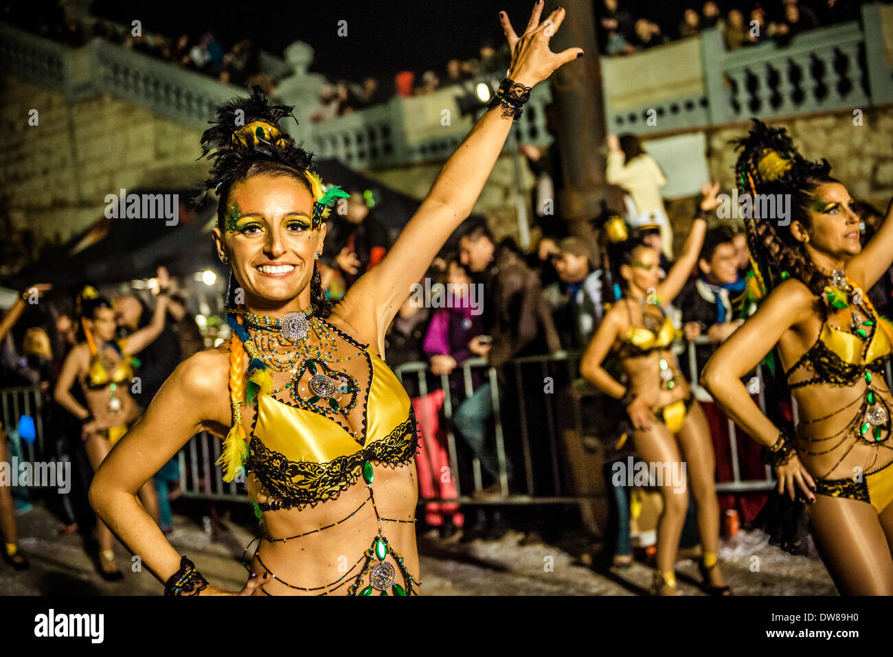 Sitges, Spagna. 2 marzo 2014: festaioli ballare durante la Domenica sfilata di carnevale a Sitges Credito: matthi/Alamy Live News Foto Stock