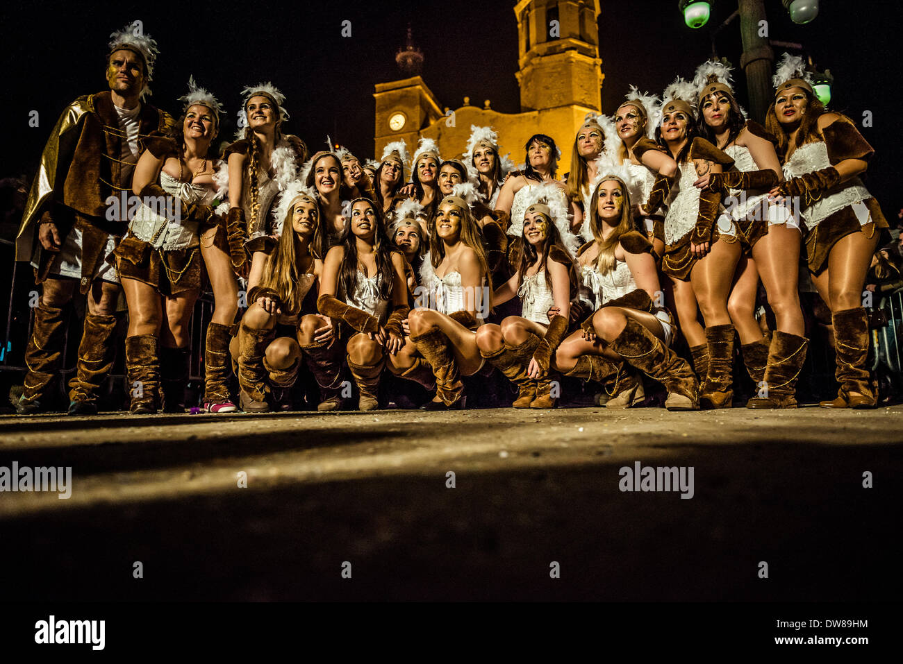 Sitges, Spagna. 2 marzo 2014: un gruppo di festaioli si riuniscono per una foto durante la sfilata di carnevale a Sitges Credito: matthi/Alamy Live News Foto Stock