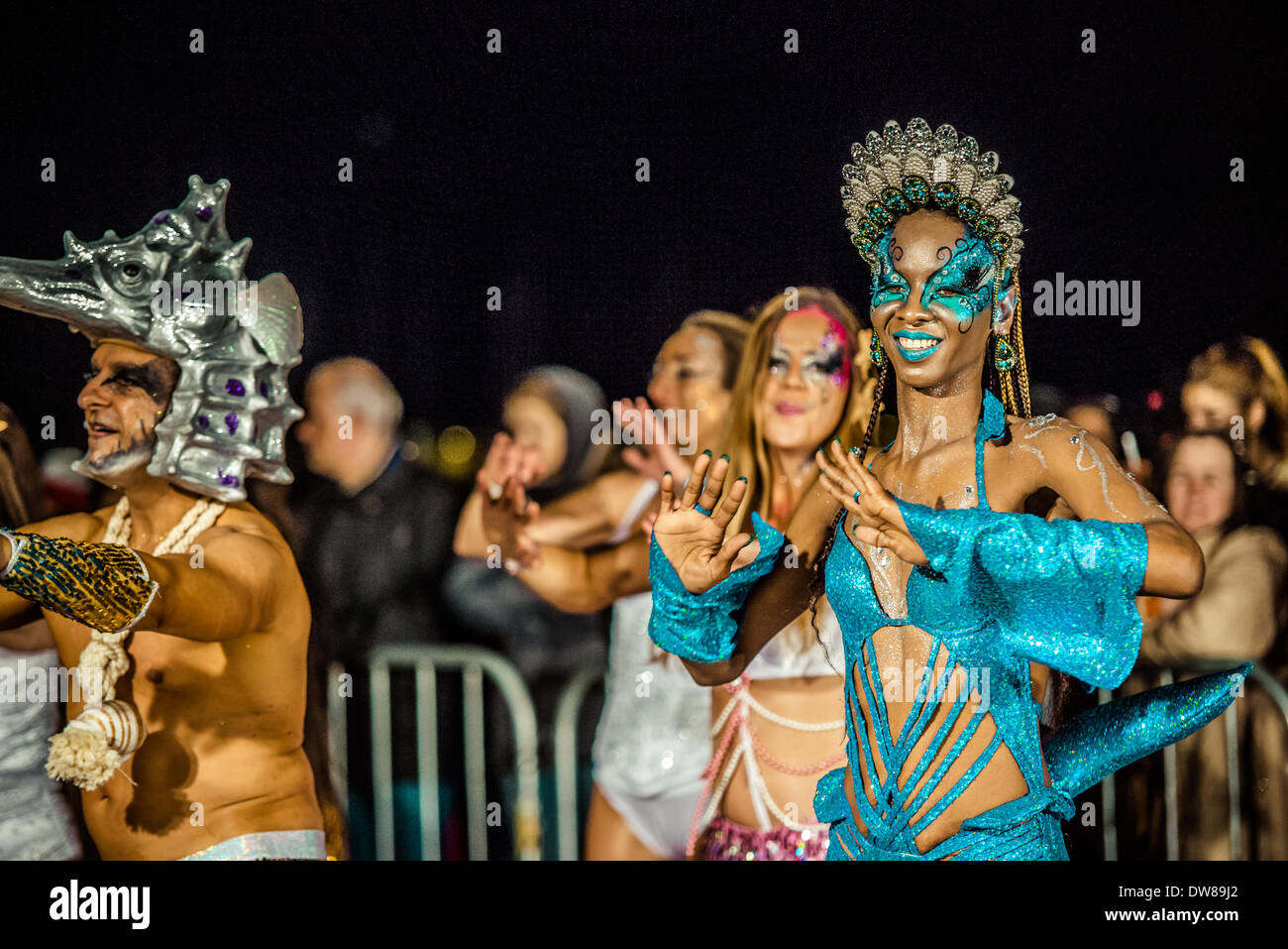 Sitges, Spagna. 2 marzo 2014: Camilla, regina di carnevale a Sitges 2013, danze durante la Domenica sfilata di carnevale Credito: matthi/Alamy Live News Foto Stock