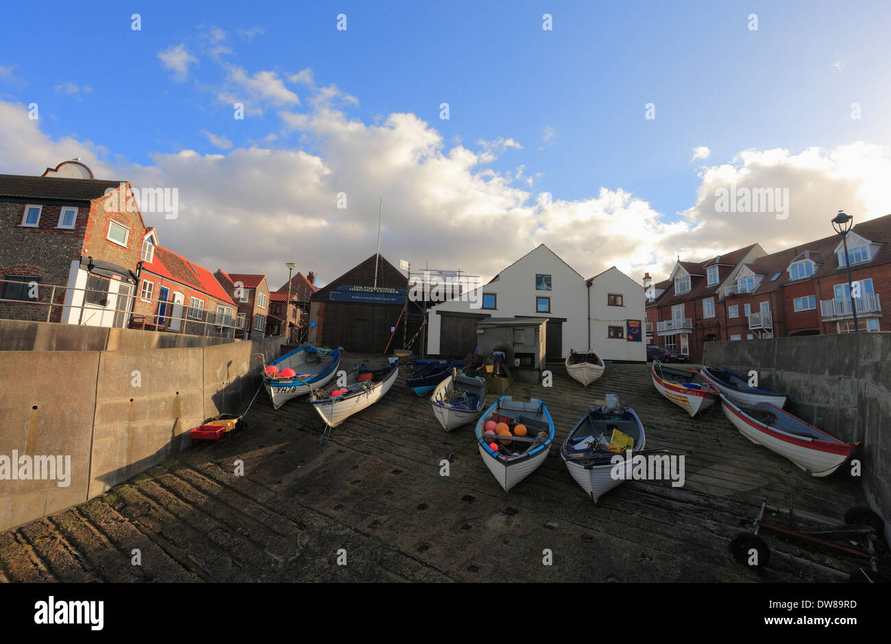 Barche in uno scalo a Sheringham sulla Norfolk Norfolk coast. Foto Stock