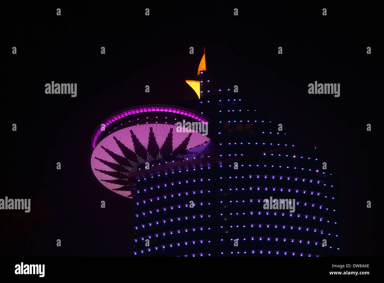 Doha World Trade Center di notte. Il Qatar, Medio Oriente Foto Stock