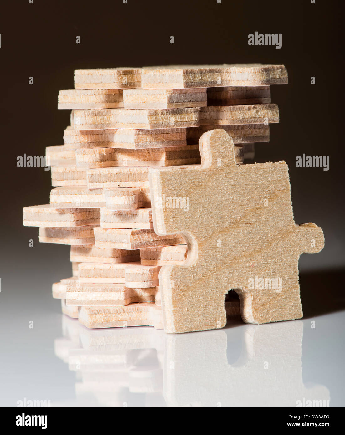Puzzle in legno su sfondo bianco. Pila di puzzle Foto Stock
