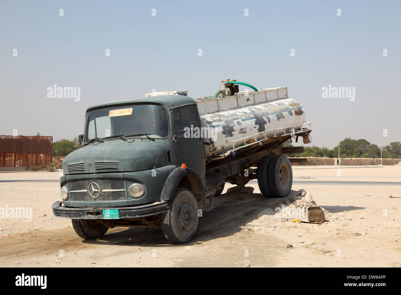 Vecchio Mercedes Benz carrello acqua in Qatar nel Medio Oriente Foto Stock