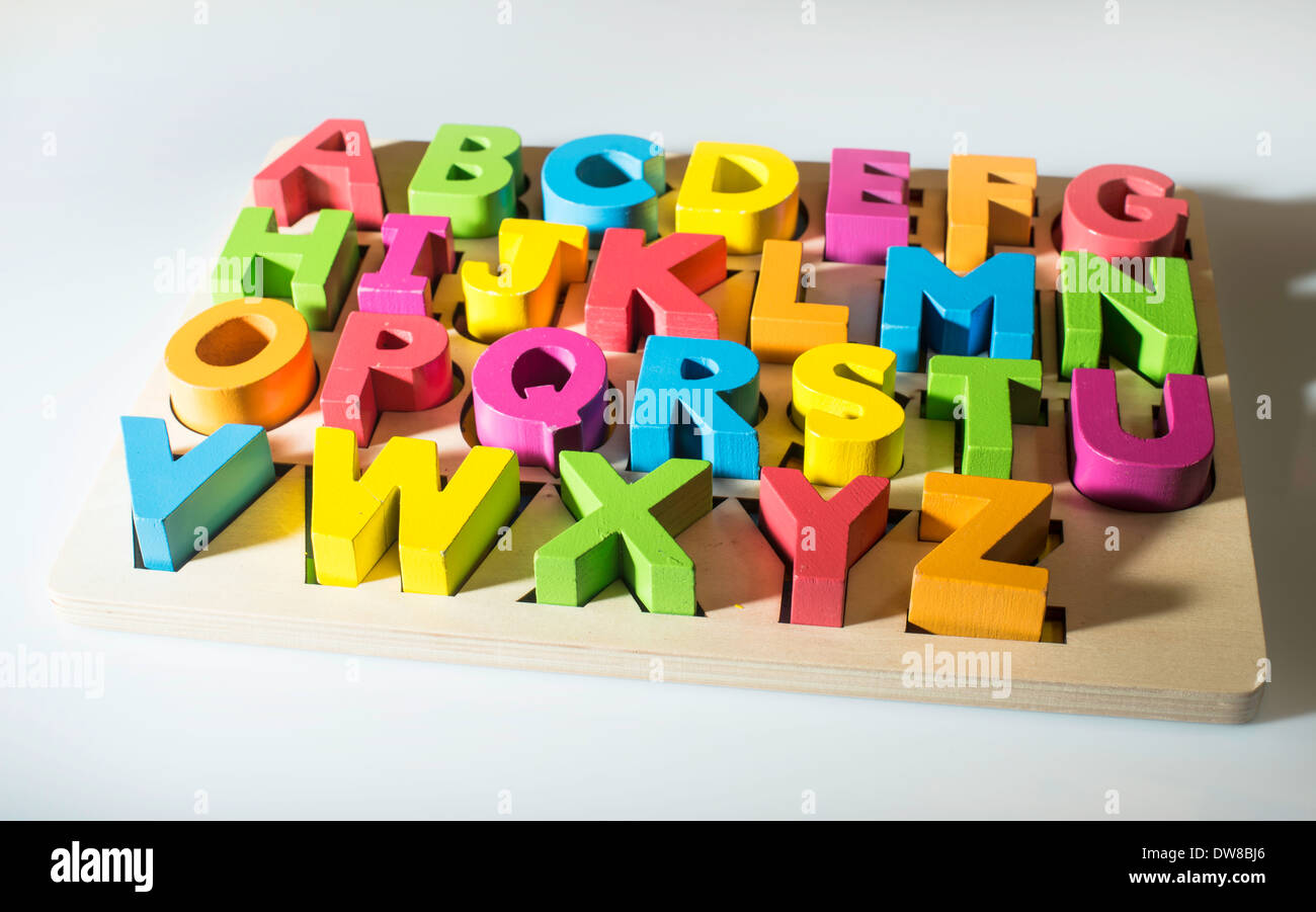 Alfabeto latino multicolore lettere in legno Foto Stock