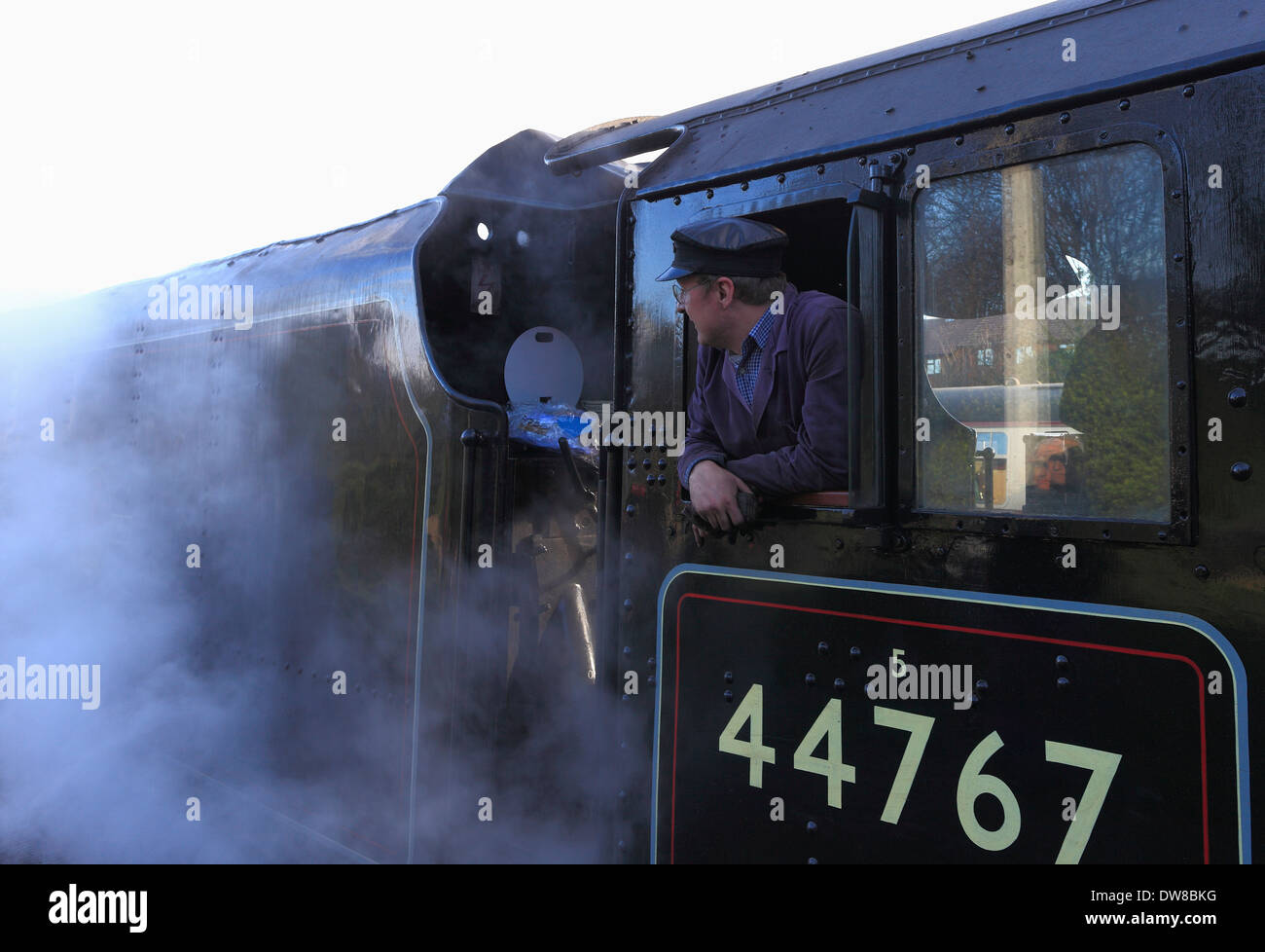 I macchinisti a bordo LMS 'Black cinque " n. 44767 in attesa della partenza a Sheringham North Norfolk stazione ferroviaria. Foto Stock