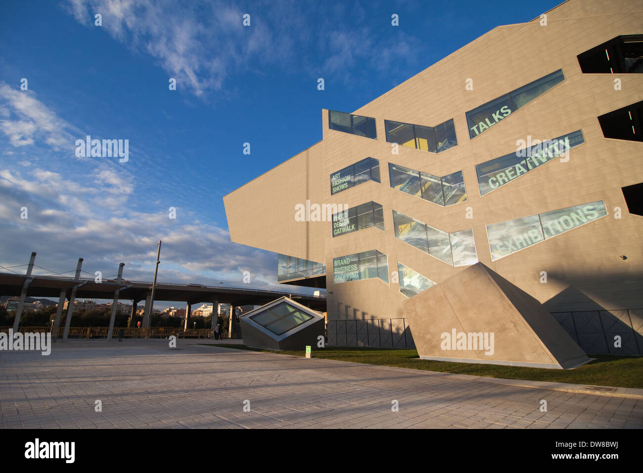 Disseny Hub edificio di Barcellona a Barcellona, dopo la conclusione di urbanizzazione dei dintorni dell'edificio. Foto Stock