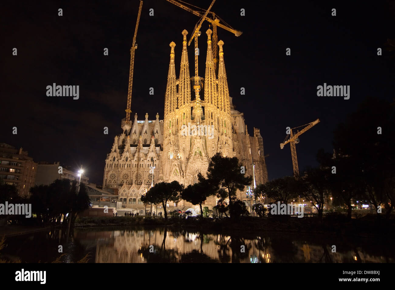 Basilica della Sagrada Familia di notte a Barcellona. Foto Stock