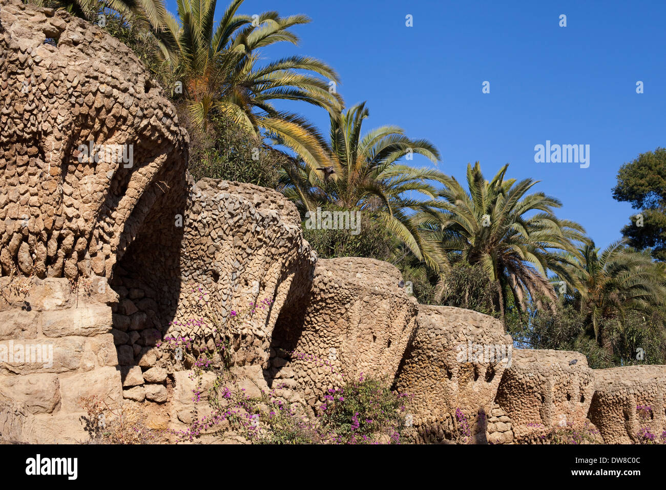 Dettagli architettonici del lungomare di palme (Passeig de les Palmeres) del Parco Guell, Barcellona, in Catalogna. Foto Stock