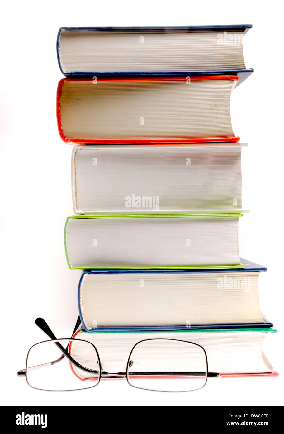 Pila di libri e gli occhiali da lettura Foto Stock