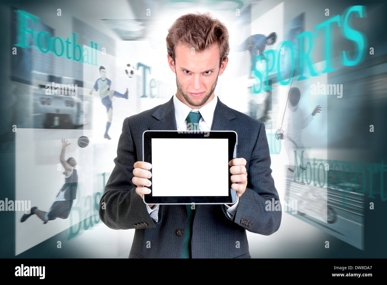 Imprenditore con tablet in uno sfondo con immagini di sport Foto Stock