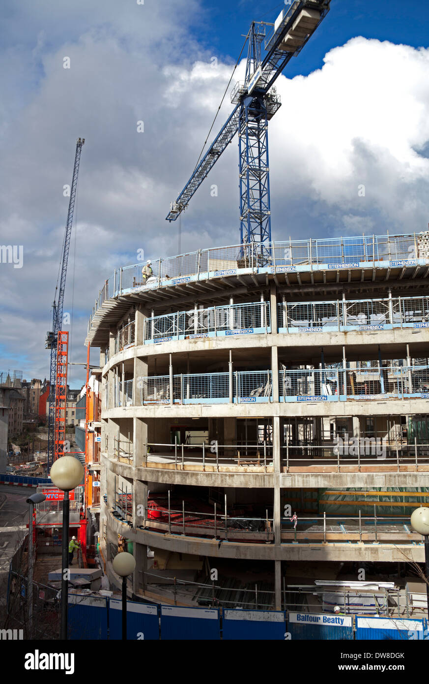 La costruzione dell'edificio sito con gru scozzese di Edimburgo REGNO UNITO Foto Stock