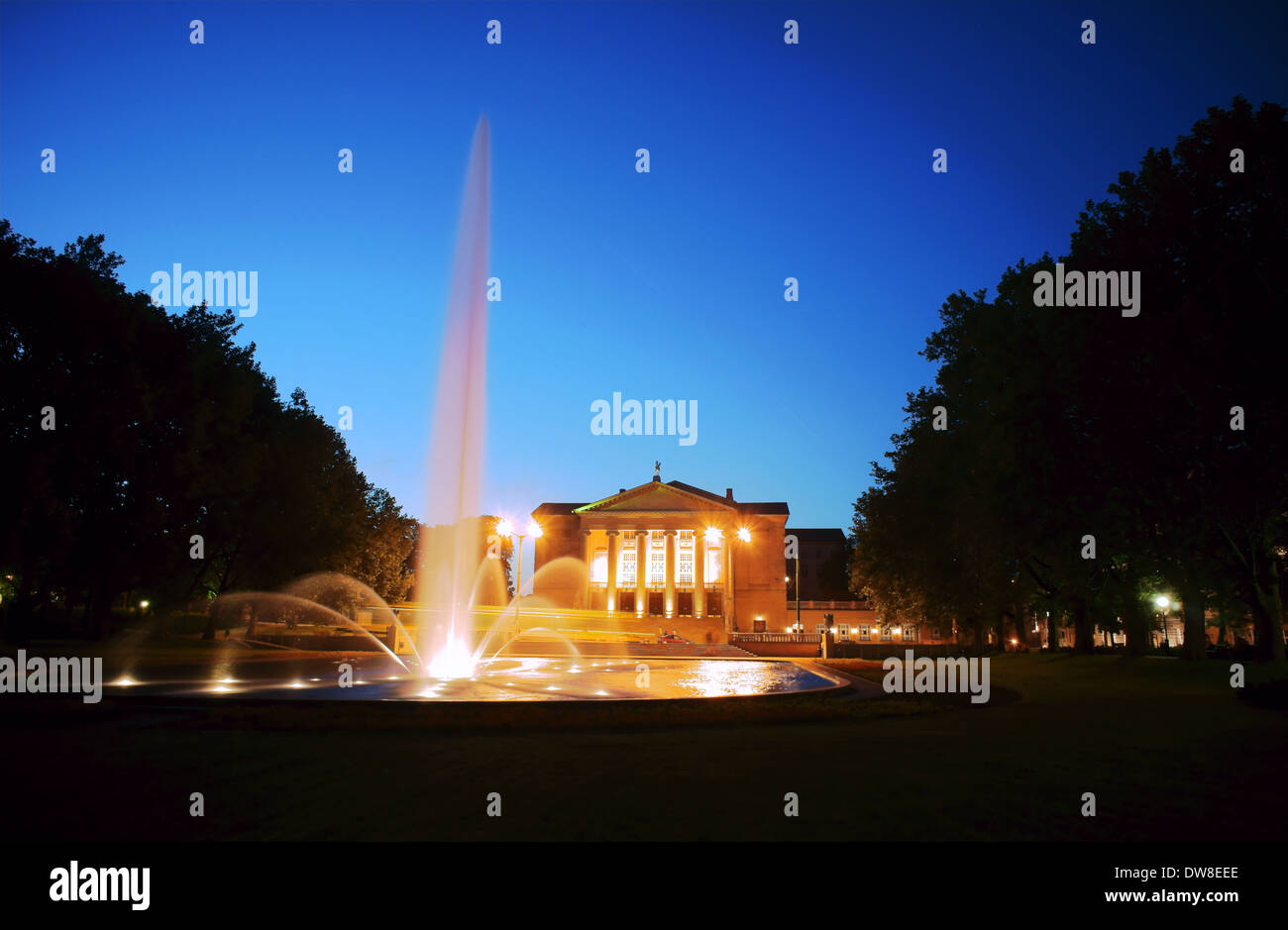 Fontana prima opera house di Poznan di notte, Polonia Foto Stock