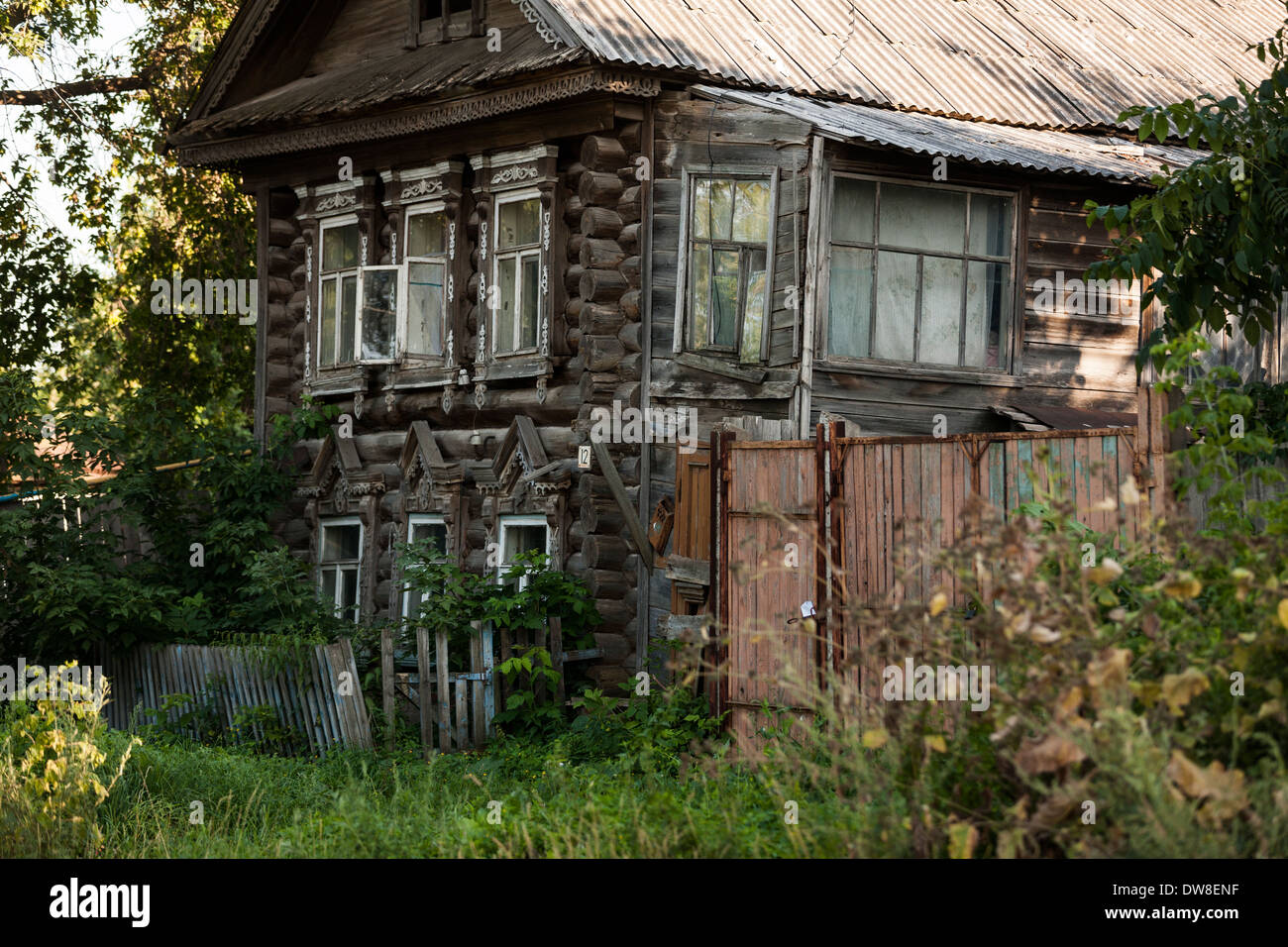 Tradizionale architettura scolpita in Kozmodemyansk, Repubblica di Mari El, Russia Foto Stock