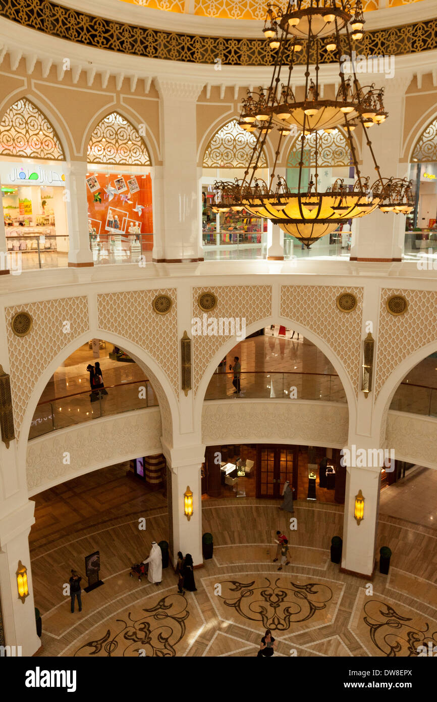 Gli interni ornati di il Dubai Mall, il centro commerciale più grande del mondo a Dubai, Emirati Arabi Uniti, Emirati Arabi Uniti Medio Oriente Foto Stock