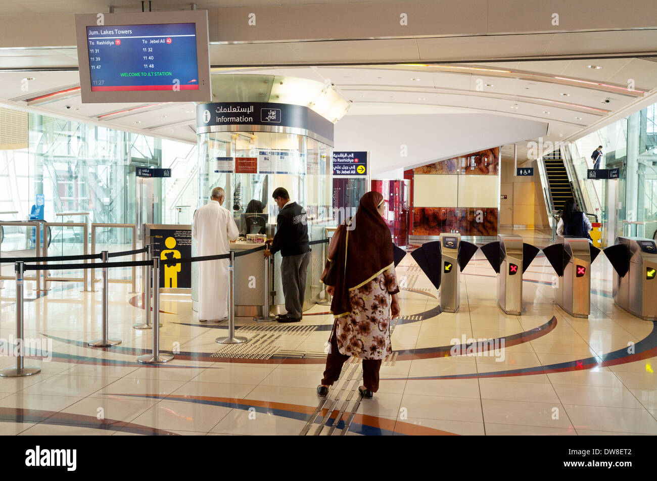 I passeggeri acquistano i biglietti, Dubai stazione Metro interno, Dubai EMIRATI ARABI UNITI, Emirati Arabi Uniti Medio Oriente Foto Stock