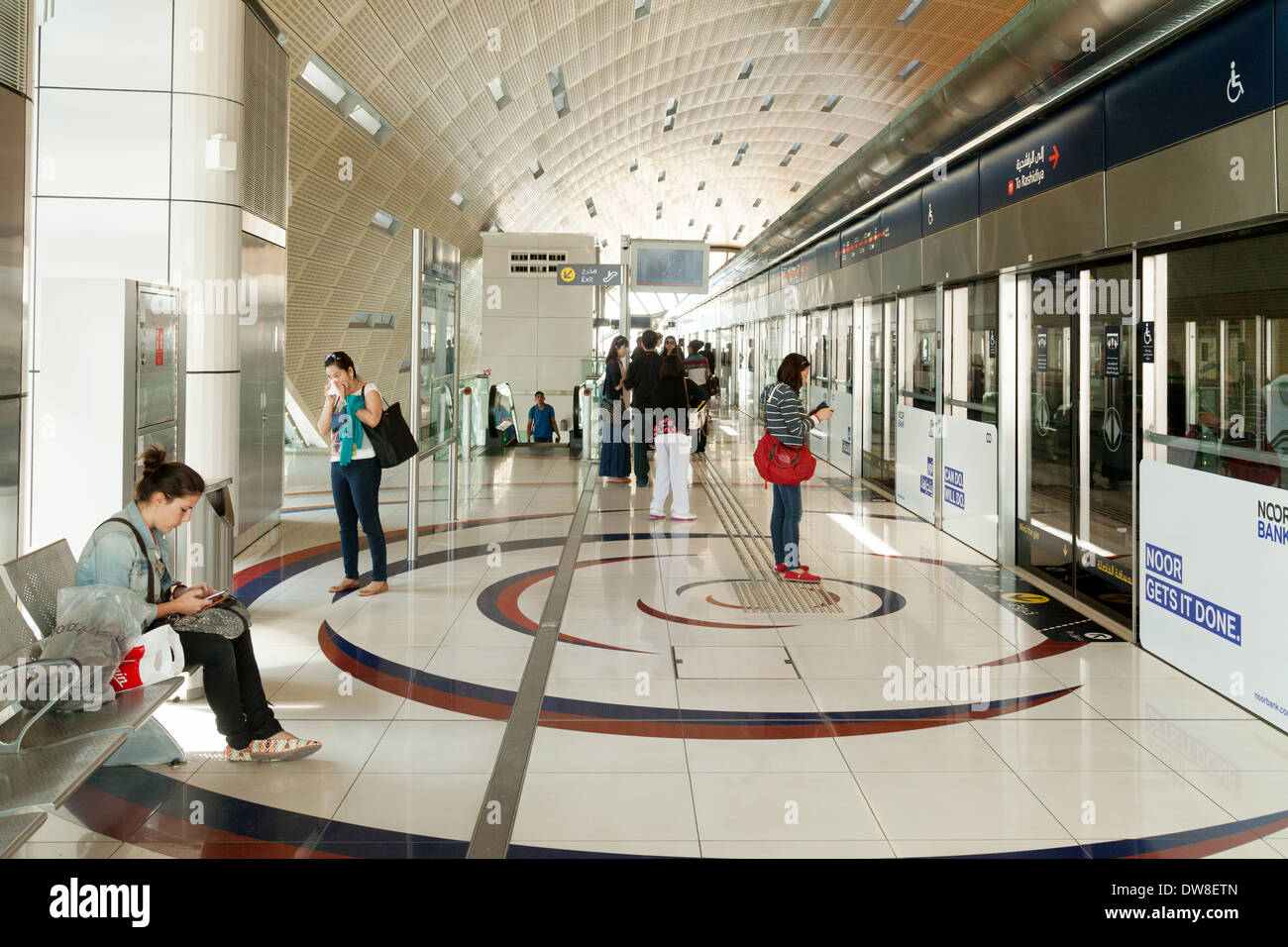 I passeggeri in una stazione della metropolitana in attesa di un treno, metro di Dubai sistema di trasporti pubblici, Dubai, Emirati Arabi Uniti, Emirati Arabi Uniti, Medio Oriente Foto Stock