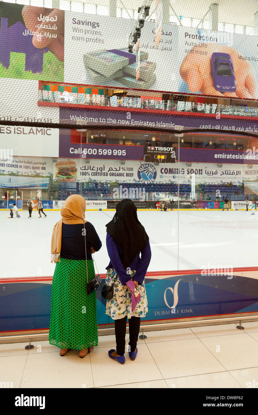 Due donne musulmane a guardare la gente del pattinaggio ed il centro commerciale di Dubai Ice Rink, centro commerciale di Dubai, Dubai, Emirati Arabi Uniti, Emirati Arabi Uniti Medio Oriente Foto Stock
