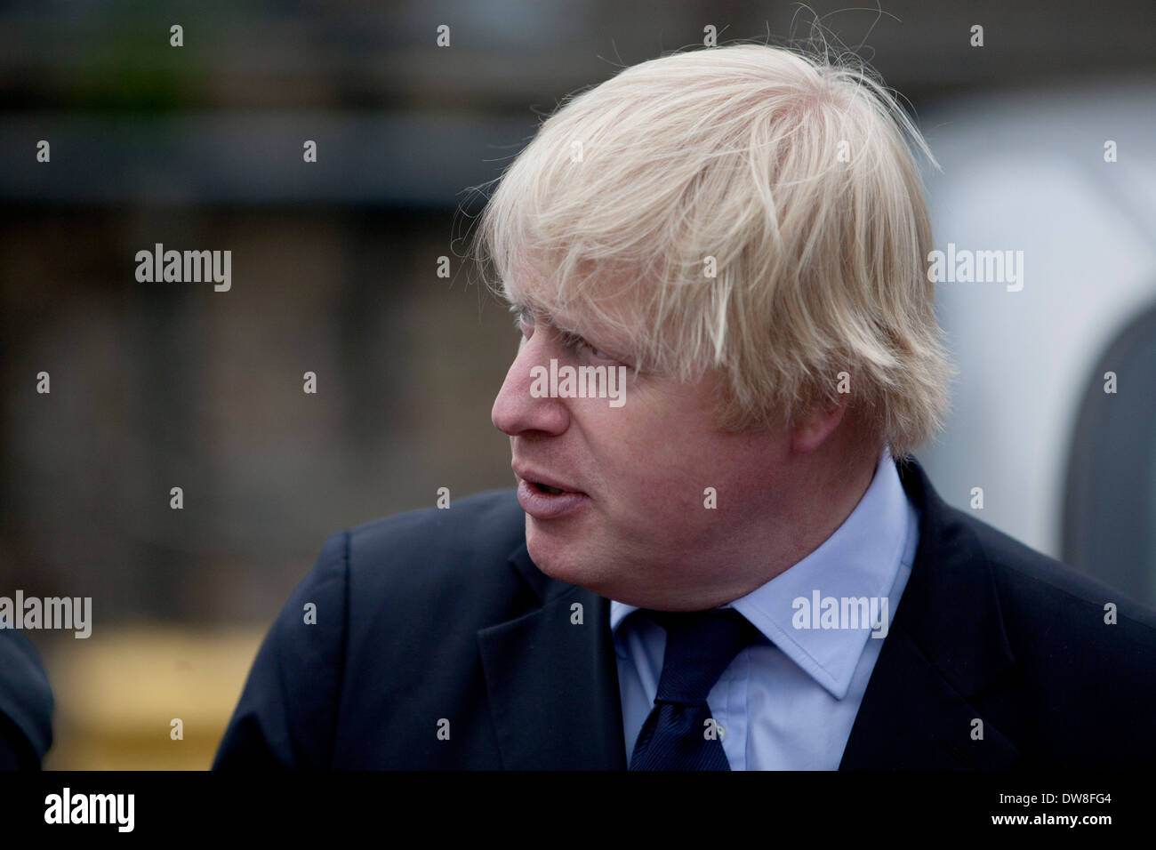Il sindaco di Londra Boris Johnson è visto durante un photocall con 50 durante la seconda guerra mondiale di veterinari in convoglio di black cabs a Waterloo Bus Garage a Londra in anticipo di cui domani mayoral elezione, 02 maggio 2012. Questa gita è stata ideata e organizzata dalla London Taxi associazione benefica per la guerra disabilitato. 90 Black Cab Driver saranno donando il loro tempo libero per trasportare i veterani nel loro cammino per essere onorati dalla famiglia reale olandese presso il Fronte Nazionale di Liberazione evento della durata di un giorno in Olanda. Foto Stock