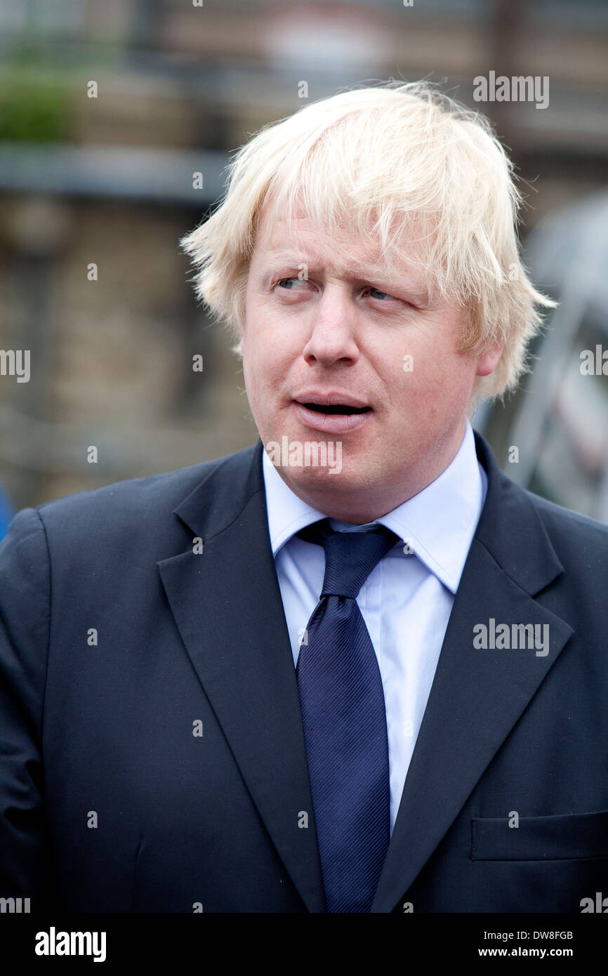 Il sindaco di Londra Boris Johnson è visto durante un photocall con 50 durante la seconda guerra mondiale di veterinari in convoglio di black cabs a Waterloo Bus Garage a Londra in anticipo di cui domani mayoral elezione, 02 maggio 2012. Questa gita è stata ideata e organizzata dalla London Taxi associazione benefica per la guerra disabilitato. 90 Black Cab Driver saranno donando il loro tempo libero per trasportare i veterani nel loro cammino per essere onorati dalla famiglia reale olandese presso il Fronte Nazionale di Liberazione evento della durata di un giorno in Olanda. Foto Stock