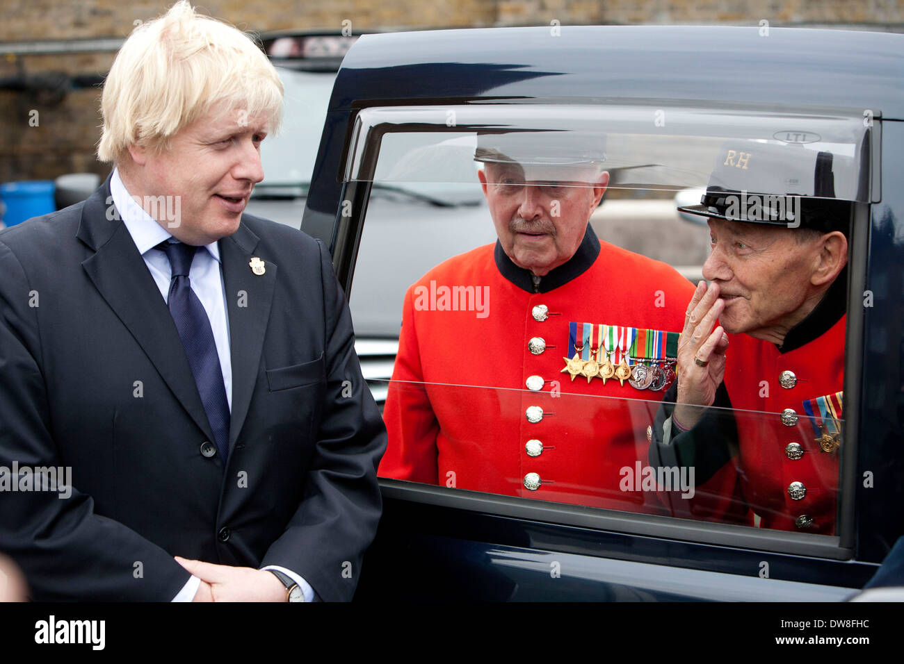 Il sindaco di Londra Boris Johnson è visto durante un photocall con 50 durante la seconda guerra mondiale di veterinari in convoglio di black cabs a Waterloo Bus Garage a Londra in anticipo di cui domani mayoral elezione, 02 maggio 2012. Questa gita è stata ideata e organizzata dalla London Taxi associazione benefica per la guerra disabilitato. 90 Black Cab Driver saranno donando il loro tempo libero per trasportare i veterani nel loro cammino per essere onorati dalla famiglia reale olandese presso il Fronte Nazionale di Liberazione evento della durata di un giorno in Olanda. Foto Stock