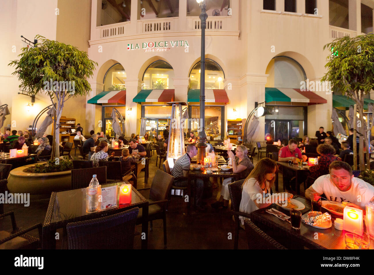 Ristorante Dubai; Persone che mangiano all'aperto in un ristorante di cucina italiana, The Walk, Jumeirah Beach Residences - JBR, Dubai, Emirati Arabi Uniti Foto Stock