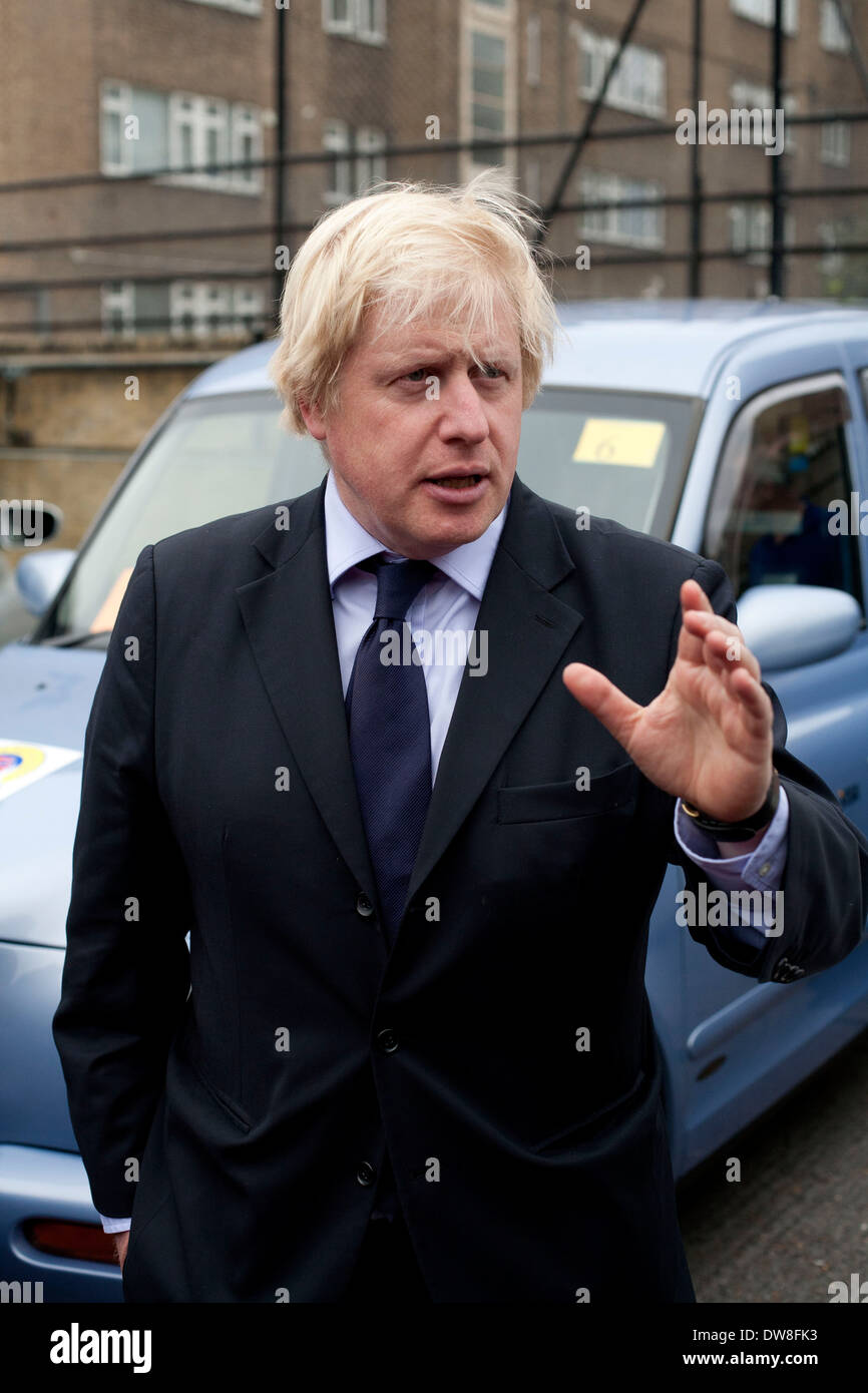 Il sindaco di Londra Boris Johnson è visto durante un photocall con 50 durante la seconda guerra mondiale di veterinari in convoglio di black cabs a Waterloo Bus Garage a Londra in anticipo di cui domani mayoral elezione, 02 maggio 2012. Questa gita è stata ideata e organizzata dalla London Taxi associazione benefica per la guerra disabilitato. 90 Black Cab Driver saranno donando il loro tempo libero per trasportare i veterani nel loro cammino per essere onorati dalla famiglia reale olandese presso il Fronte Nazionale di Liberazione evento della durata di un giorno in Olanda. Foto Stock