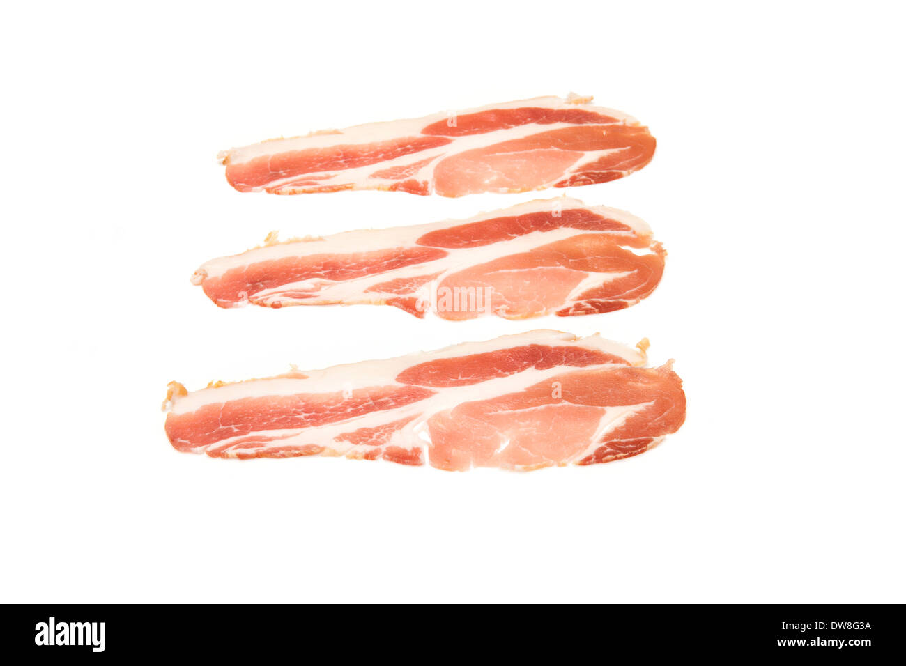 Applewood pancetta affumicata rashers isolato su un bianco di sfondo per studio. Foto Stock