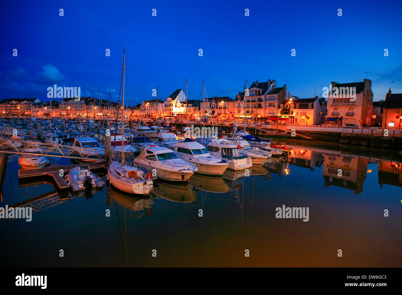 Porto Fluviale a Le Pouliguen, La Baule, Brittany, Francia con barche e il fiume di sera. Foto Stock