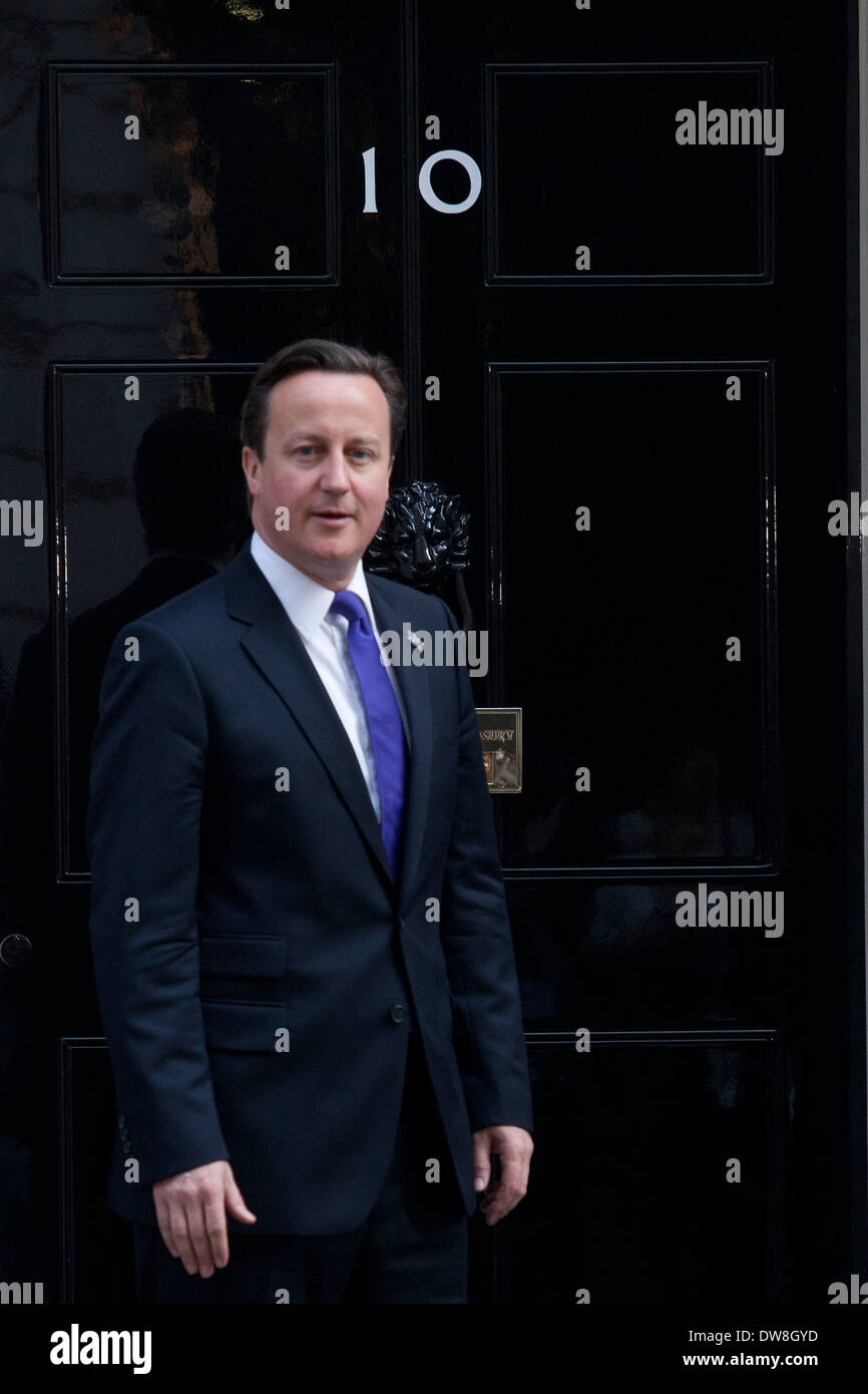 Il Primo Ministro David Cameron passeggiate fuori di Downing Street a posare per fotografie con giovani atleti il 28 marzo 2012 a Londra, Inghilterra. I giovani atleti competere nelle finali dei giochi della scuola entro la fine di quest'anno, che è una versione speculare delle Olimpiadi per i giovani. (Foto di Tal Cohen) Foto Stock