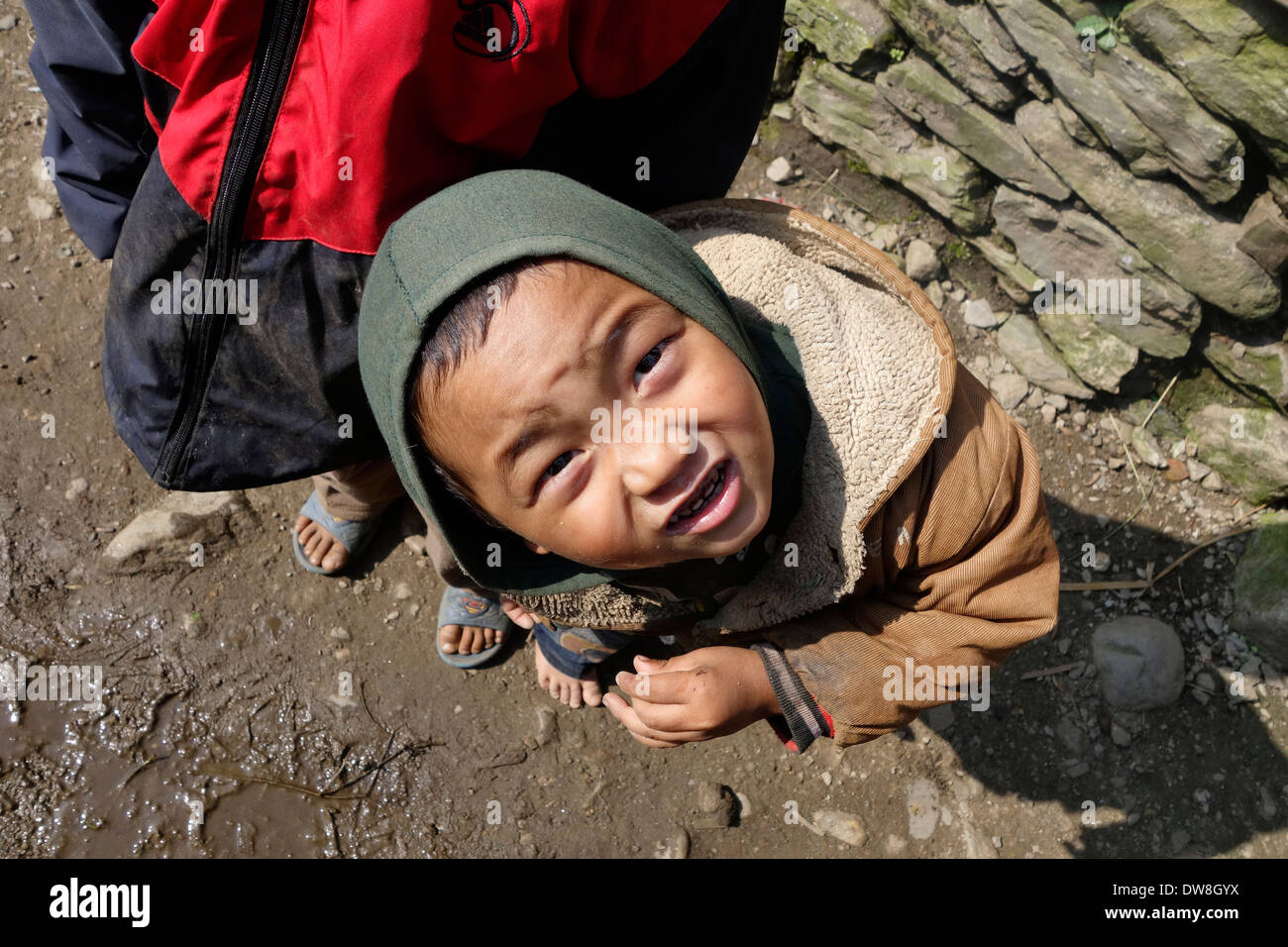 Ragazzo con un espressione quizzical, Machhakhola, Nepal. Foto Stock