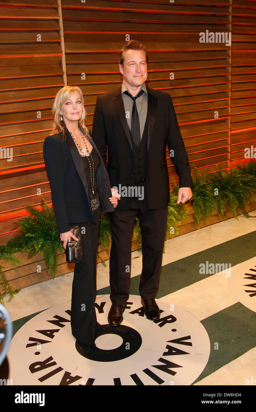 West Hollywood, Los Angeles, Stati Uniti d'America. 02Mar, 2014. Bo Derek e John Corbett arrivano al Vanity Fair Oscar Party in West Hollywood, Los Angeles, Stati Uniti d'America, 02 marzo 2014. Foto: Hubert Boesl/dpa/Alamy Live News Foto Stock