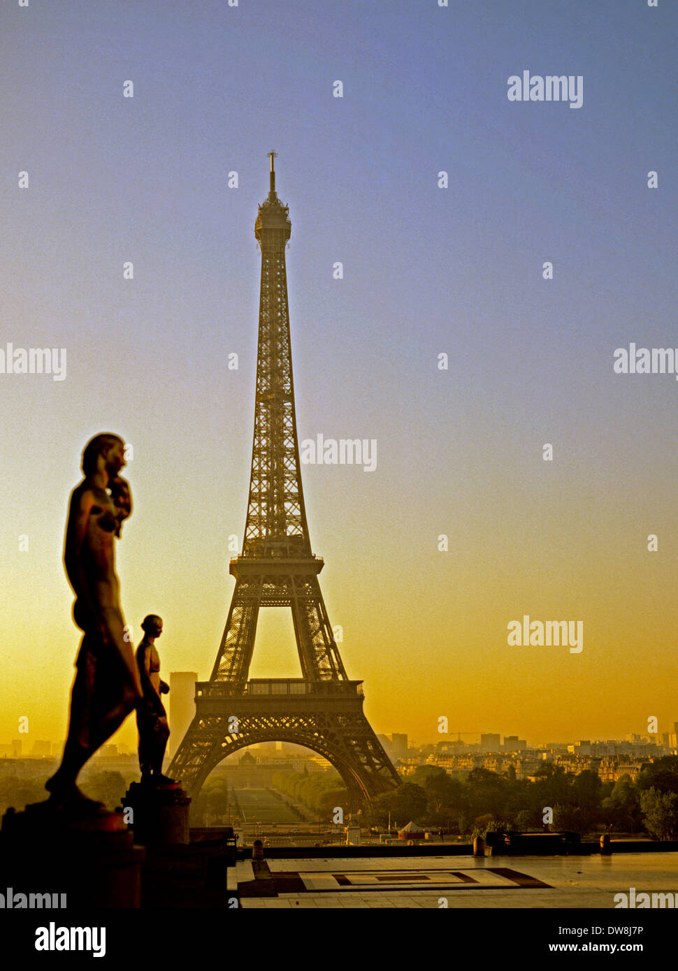 Statue davanti alla Torre Eiffel e Champ de Mars Foto Stock