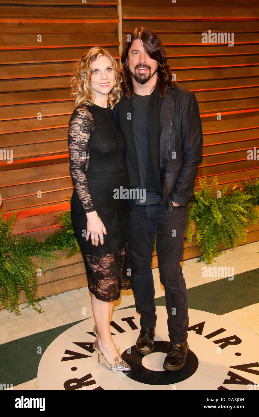 West Hollywood, Los Angeles, Stati Uniti d'America. 02Mar, 2014. Dave Grohl e Jordyn Blum arrivano al Vanity Fair Oscar Party in West Hollywood, Los Angeles, Stati Uniti d'America, 02 marzo 2014. Foto: Hubert Boesl/dpa/Alamy Live News Foto Stock