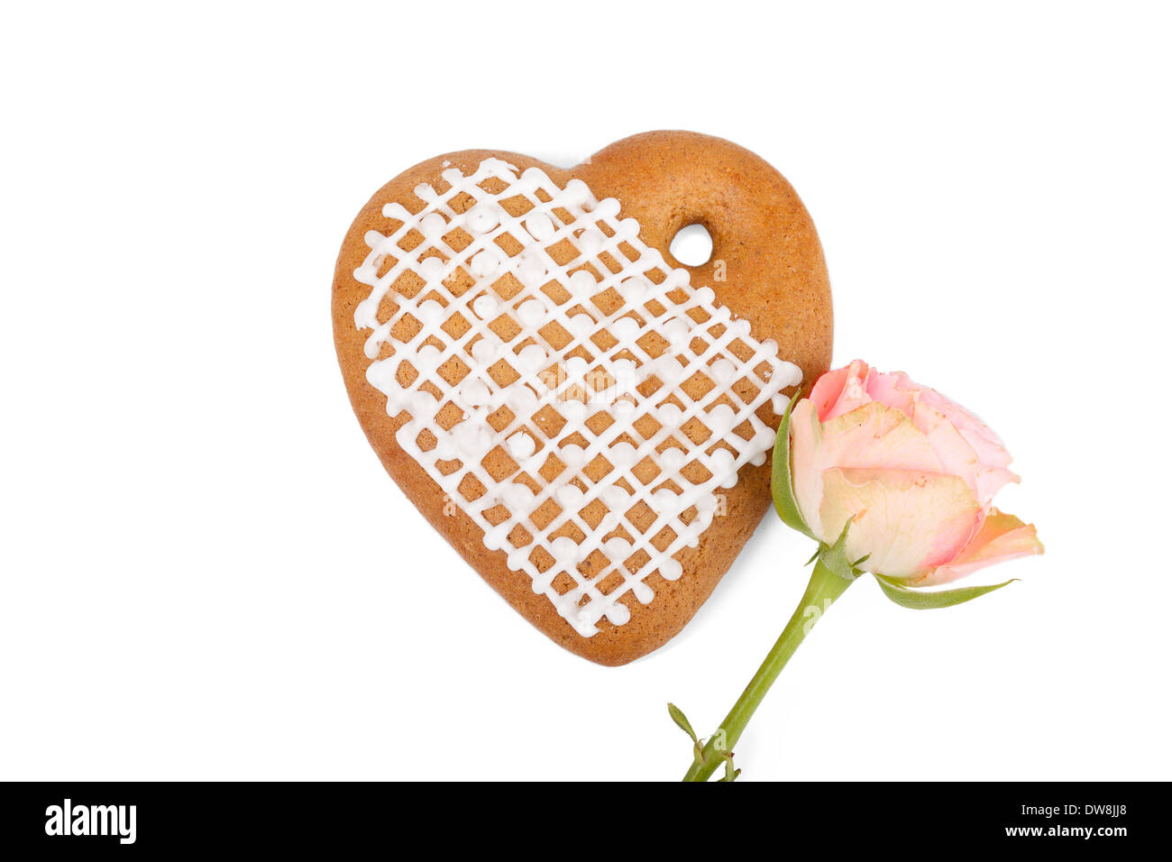 Regalo romantico: Zenzero heart-shaped cookie con piccola e bella rosa isolato su sfondo bianco Foto Stock