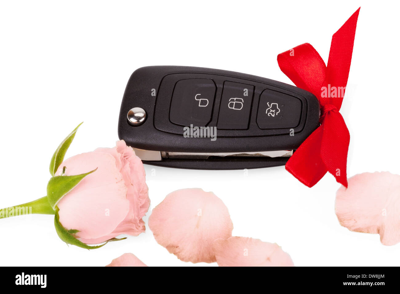 Chiavi auto con nastro e fiori come un dono isolato su sfondo bianco Foto Stock