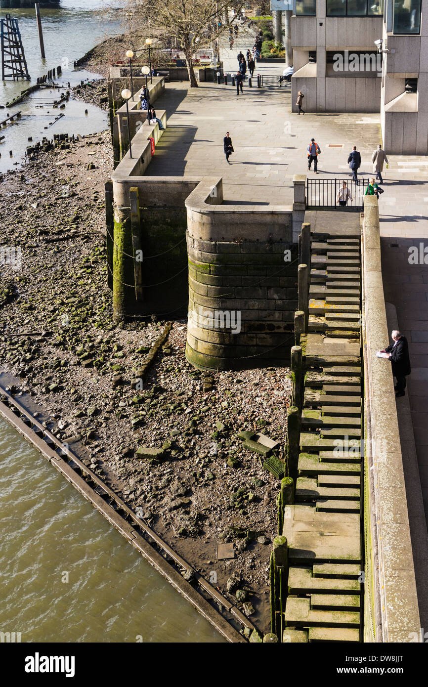 Il fiume Tamigi con la bassa marea - City of London Foto Stock