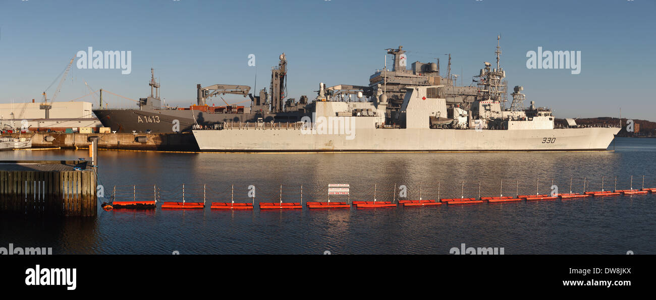 HMCS Halifax e un 11314 Bonn ancorata a Halifax, Nova Scotia Foto Stock