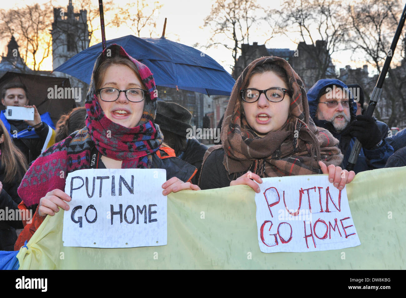 La piazza del Parlamento, Londra, Regno Unito. Il 3° marzo 2014. Un gruppo di anti-Putin manifestanti posizionarsi di fronte al Palazzo del Parlamento. Credito: Matteo Chattle/Alamy Live News Foto Stock