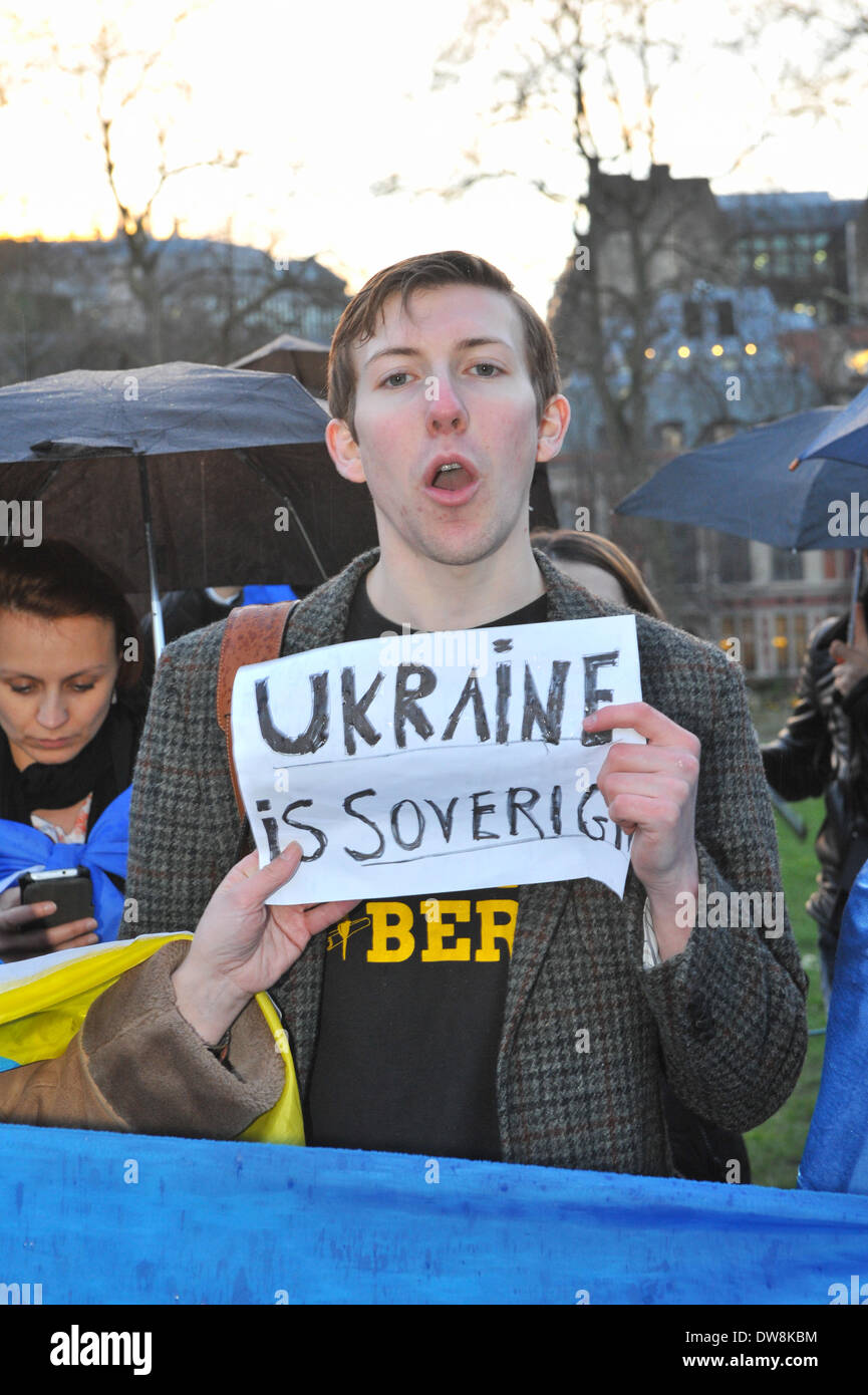 La piazza del Parlamento, Londra, Regno Unito. Il 3° marzo 2014. Un gruppo di anti-Putin manifestanti posizionarsi di fronte al Palazzo del Parlamento. Credito: Matteo Chattle/Alamy Live News Foto Stock
