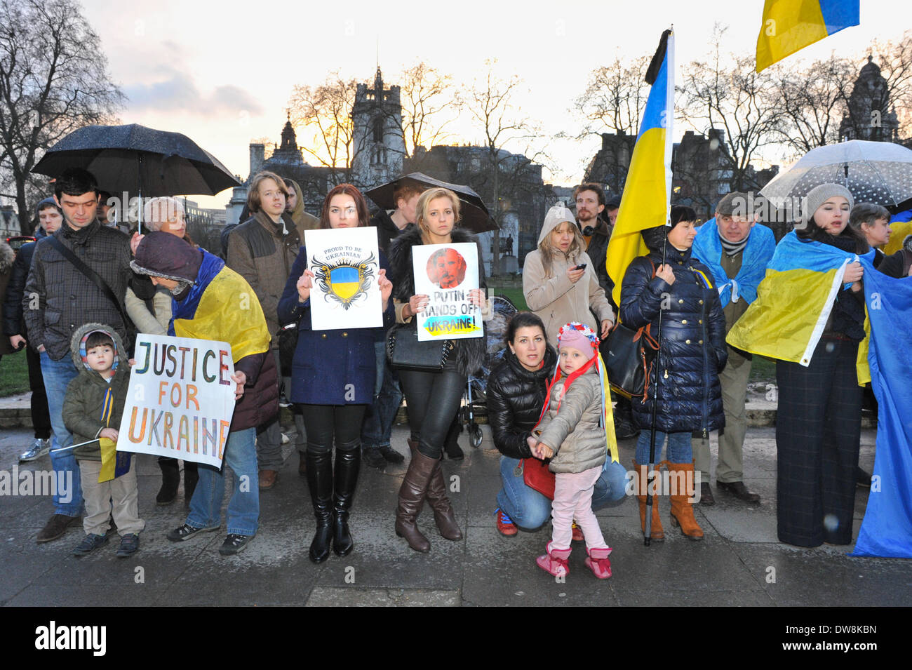 La piazza del Parlamento, Londra, Regno Unito. Il 3° marzo 2014. Un gruppo di anti-Putin manifestanti posizionarsi di fronte al Palazzo del Parlamento. Credito: Matteo Chattle/Alamy Live News Foto Stock