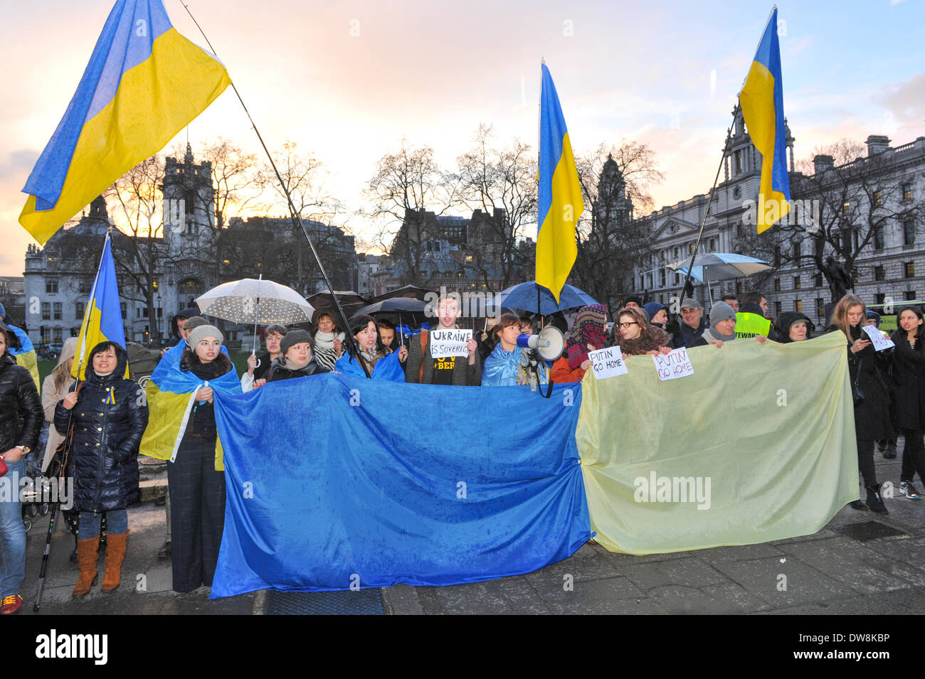 La piazza del Parlamento, Londra, Regno Unito. Il 3° marzo 2014. Un gruppo di anti-Putin manifestanti posizionarsi di fronte al Palazzo del Parlamento. Credito: Matteo Chattle/Alamy Live News Foto Stock
