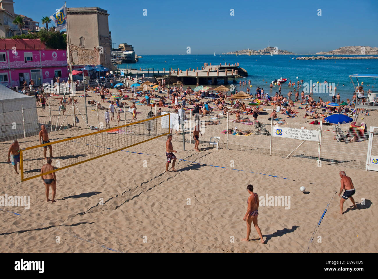 Persone a giocare a beach volley, Plage des catalani, Marsiglia, Francia Foto Stock
